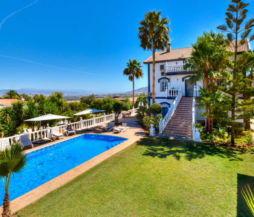 Villa met zwembad, palmen en uitzicht over het Andalusische landschap